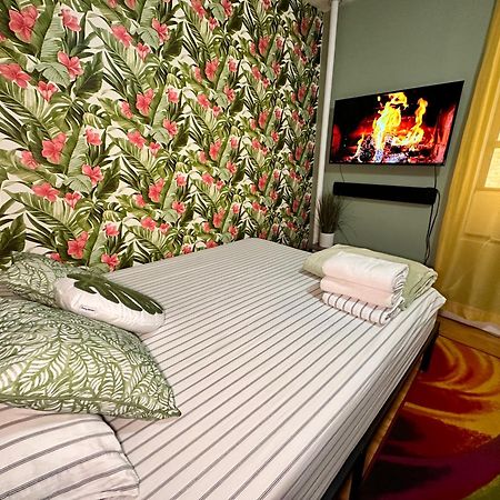 Tropical Comfort Room In Harlem Cozy Stay With Snacks & Style New York Exteriör bild