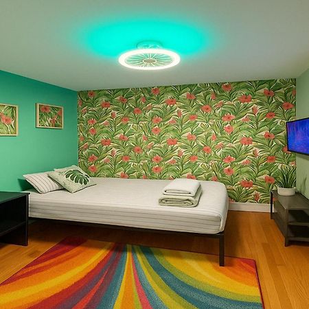 Tropical Comfort Room In Harlem Cozy Stay With Snacks & Style New York Exteriör bild